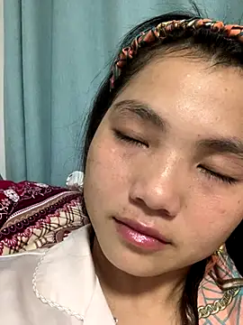 Snapshot of Emlyly-18 chatting on 09-29-25, 04:12 Emlyly-18 online show from 09-29-25, 04:12