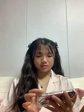 Snapshot of Emlyly-18 chatting on 09-30-25, 05:23 Emlyly-18 online show from 09-30-25, 05:23