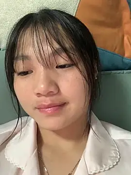 Snapshot of Emlyly-18 chatting on 10-09-25, 04:05 Emlyly-18 online show from 10-09-25, 04:05