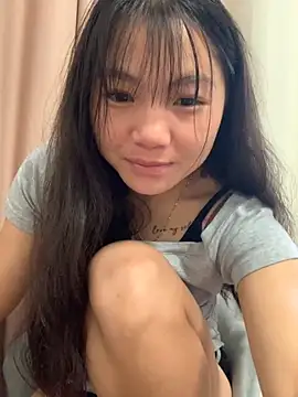 Snapshot of Emlyly-18 chatting on 10-13-25, 01:27 Emlyly-18 online show from 10-13-25, 01:27