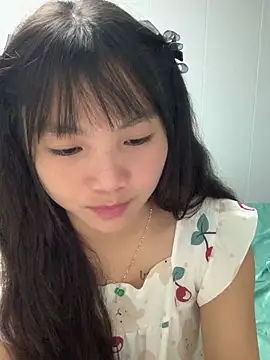 Snapshot of Emlyly-18 chatting on 10-15-25, 01:33 Emlyly-18 online show from 10-15-25, 01:33