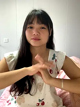 Snapshot of Emlyly-18 chatting on 10-23-25, 03:17 Emlyly-18 online show from 10-23-25, 03:17