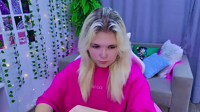 Snapshot of EmillyRogers chatting on 09-20-25, 05:41 EmillyRogers online show from 09-20-25, 05:41