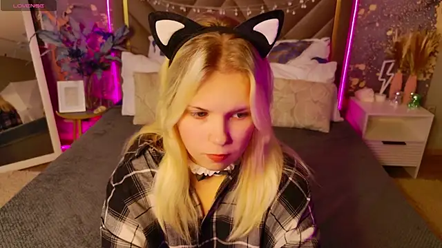 Snapshot of EmillyRogers chatting on 10-06-25, 04:54 EmillyRogers online show from 10-06-25, 04:54