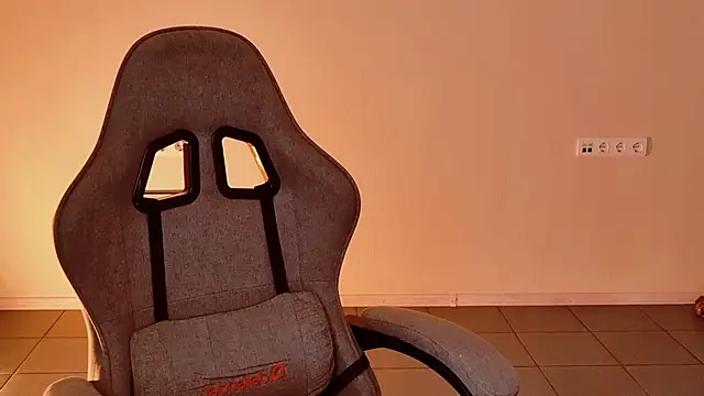 Snapshot of Yoka_paradoXXX chatting on 02-18-26, 09:05 Yoka paradoXXX online show from 02-18-26, 09:05