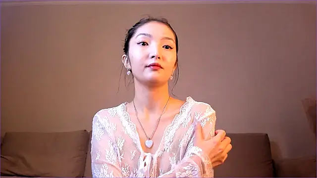 Snapshot of nooniemoon chatting on 10-01-25, 02:28 nooniemoon online show from 10-01-25, 02:28