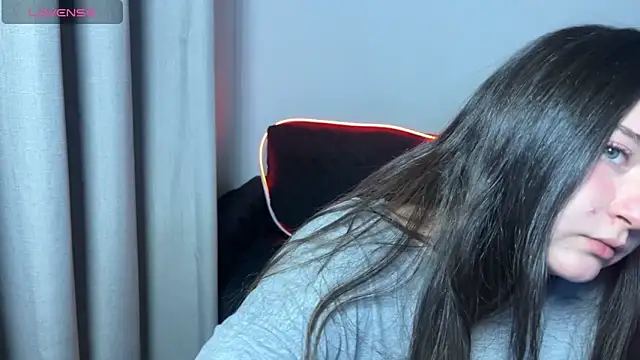 valentinauwu online show from 10-19-25, 01:28