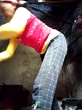 Snapshot of -Xuka-200 chatting on 12-18-25, 01:33 -Xuka-200 online show from 12-18-25, 01:33