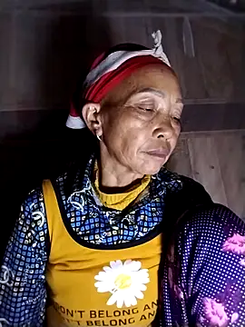 Snapshot of -Xuka-200 chatting on 12-18-25, 01:39 -Xuka-200 online show from 12-18-25, 01:39