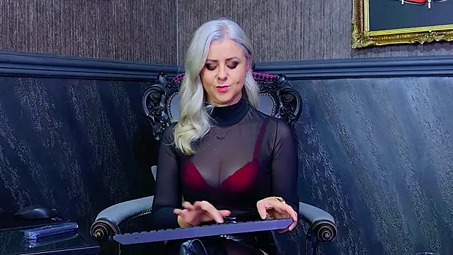 Snapshot of TiffanySia chatting on 10-24-25, 04:31 TiffanySia online show from 10-24-25, 04:31