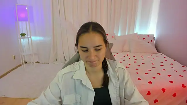 Snapshot of SeraphineClark chatting on 10-19-25, 04:46 SeraphineClark online show from 10-19-25, 04:46