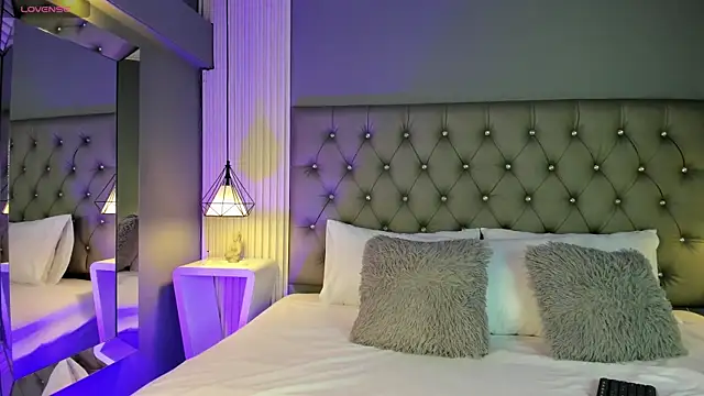 LunaBloomn online show from 10-28-25, 05:04