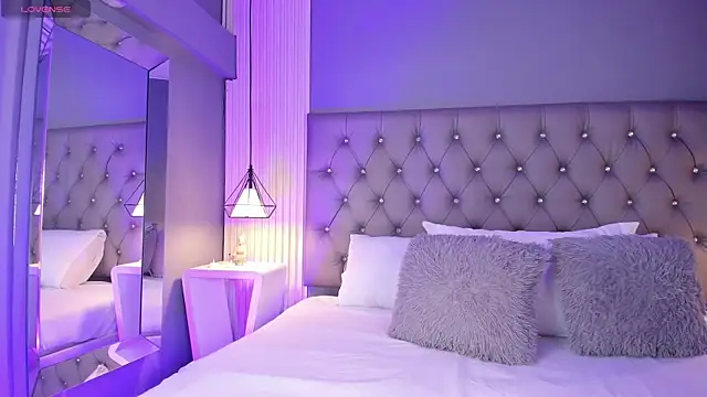 LunaBloomn online show from 12-17-25, 04:57