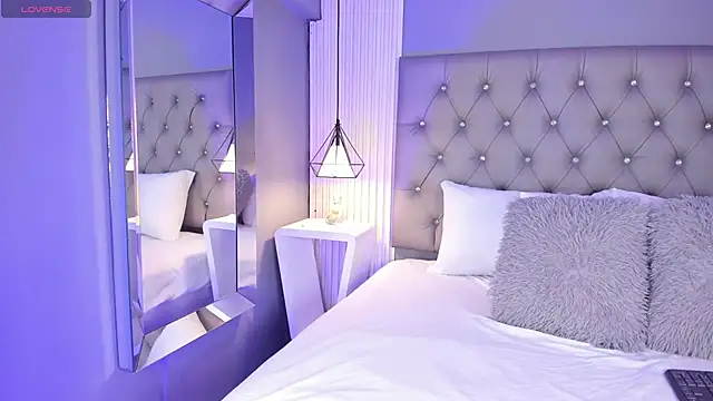 LunaBloomn online show from 12-20-25, 05:09