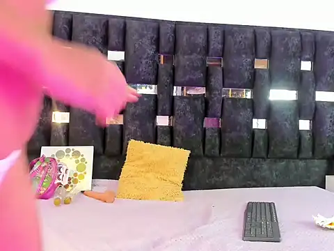 Kimberly TaylorX online show from 12-15-25, 08:57