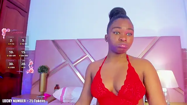 Snapshot of SophieSinclair chatting on 10-07-25, 12:35 SophieSinclair online show from 10-07-25, 12:35