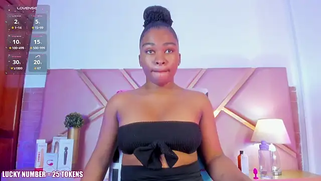 Snapshot of SophieSinclair chatting on 11-17-25, 12:33 SophieSinclair online show from 11-17-25, 12:33