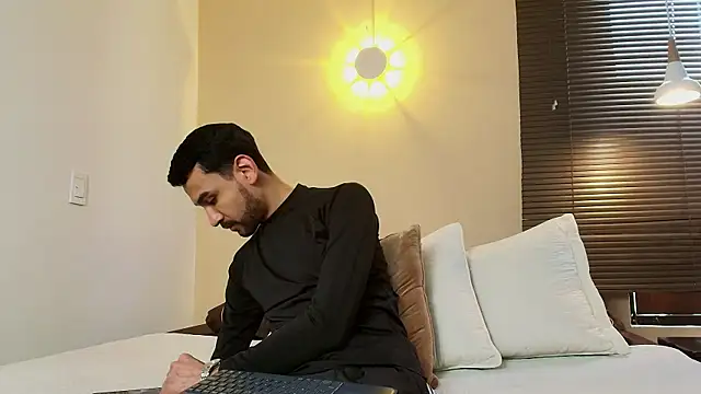 Snapshot of Axel_Moon_S chatting on 10-21-25, 07:25 Axel Moon S online show from 10-21-25, 07:25