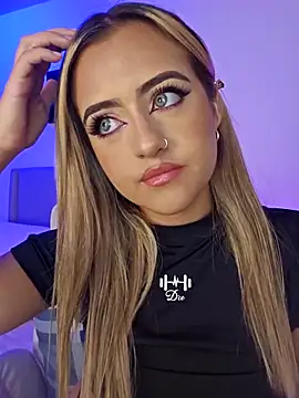 Snapshot of MaryMoon_ chatting on 09-18-25, 01:40 MaryMoon online show from 09-18-25, 01:40