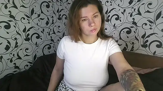 Snapshot of YourEmilie chatting on 10-28-25, 08:51 YourEmilie online show from 10-28-25, 08:51