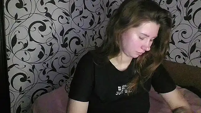 Snapshot of YourEmilie chatting on 10-31-25, 05:47 YourEmilie online show from 10-31-25, 05:47