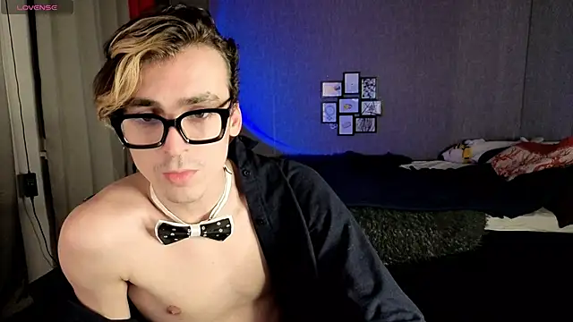 Snapshot of OLIVER__MARTINEZ chatting on 10-11-25, 03:32 OLIVER  MARTINEZ online show from 10-11-25, 03:32