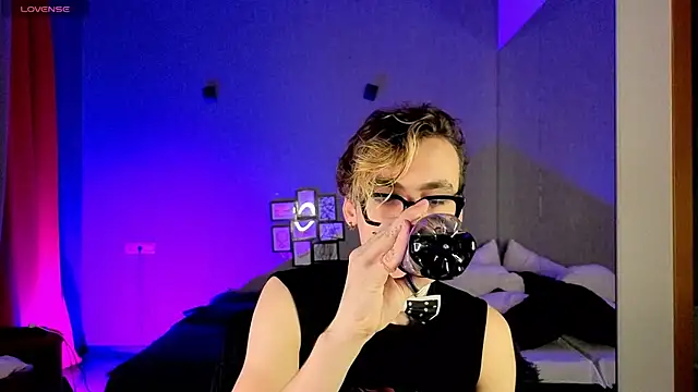 Snapshot of OLIVER__MARTINEZ chatting on 10-13-25, 05:29 OLIVER  MARTINEZ online show from 10-13-25, 05:29