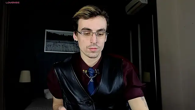 Snapshot of OLIVER__MARTINEZ chatting on 10-23-25, 08:40 OLIVER  MARTINEZ online show from 10-23-25, 08:40