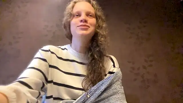 Snapshot of GlyndaCaver chatting on 10-19-25, 11:11 GlyndaCaver online show from 10-19-25, 11:11