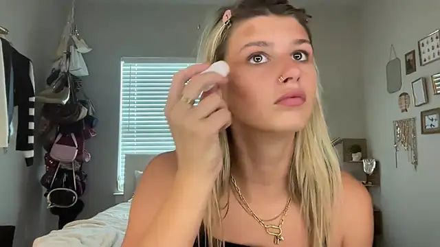 Snapshot of AnnGrayson chatting on 09-25-25, 06:22 AnnGrayson online show from 09-25-25, 06:22