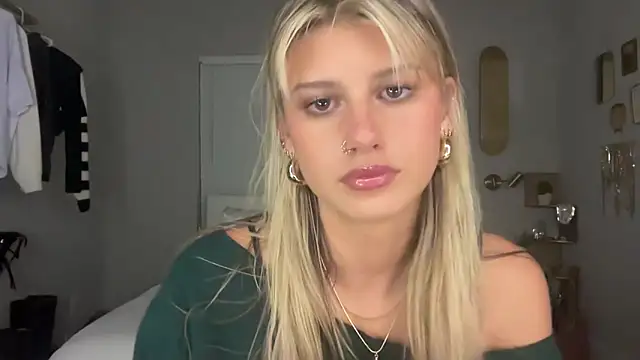 Snapshot of AnnGrayson chatting on 10-08-25, 01:36 AnnGrayson online show from 10-08-25, 01:36