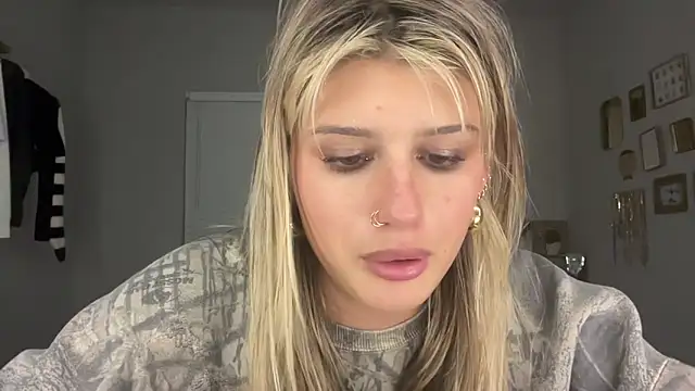 Snapshot of AnnGrayson chatting on 10-10-25, 01:37 AnnGrayson online show from 10-10-25, 01:37