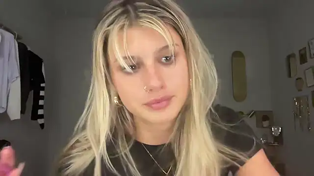 Snapshot of AnnGrayson chatting on 10-13-25, 01:16 AnnGrayson online show from 10-13-25, 01:16