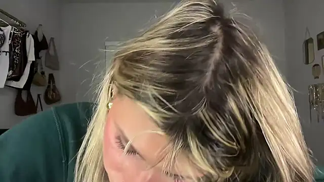 Snapshot of AnnGrayson chatting on 10-29-25, 12:24 AnnGrayson online show from 10-29-25, 12:24