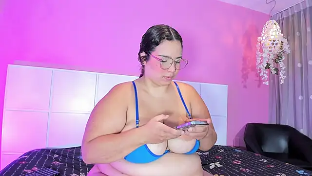 Snapshot of Aliciabloom chatting on 09-20-25, 12:50 Aliciabloom online show from 09-20-25, 12:50