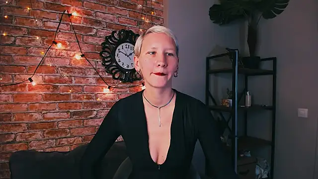 Snapshot of Kim_Waite chatting on 09-18-25, 02:19 Kim Waite online show from 09-18-25, 02:19