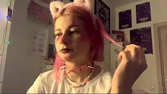 Snapshot of PinkVampire chatting on 09-22-25, 06:43 PinkVampire online show from 09-22-25, 06:43