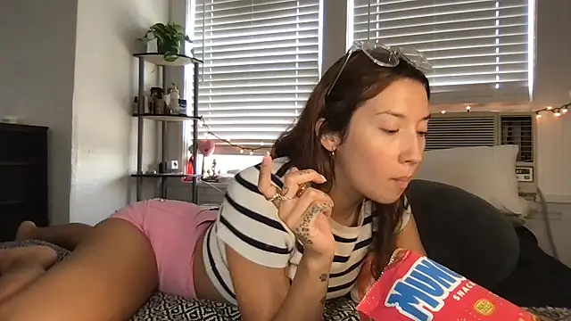 Snapshot of yoursweetestlilly chatting on 09-21-25, 11:39 yoursweetestlilly online show from 09-21-25, 11:39