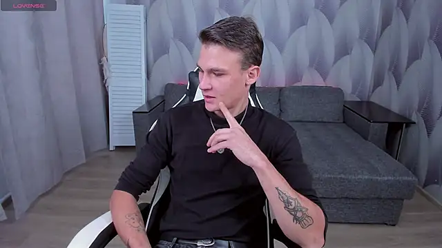 Snapshot of AdamGold01 chatting on 10-01-25, 01:17 AdamGold01 online show from 10-01-25, 01:17