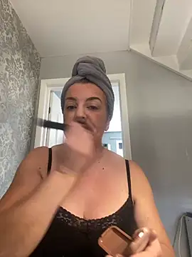 Snapshot of PoppyPrincessxox chatting on 10-28-25, 12:09 PoppyPrincessxox online show from 10-28-25, 12:09