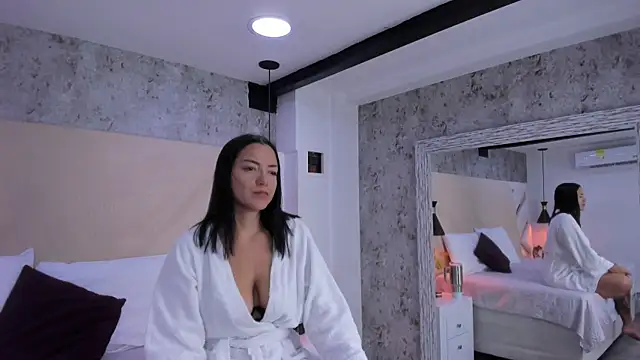 Snapshot of Megan-8 chatting on 11-14-25, 04:11 Megan-8 online show from 11-14-25, 04:11