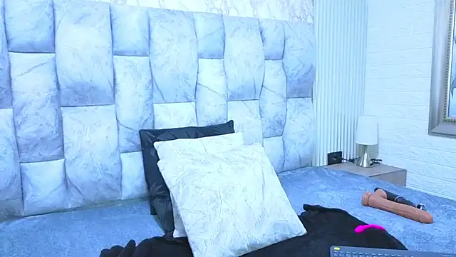 sofiagutierrez   online show from 11-21-25, 03:27