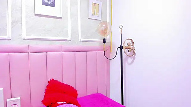 HoollyHendrix online show from 12-15-25, 08:46