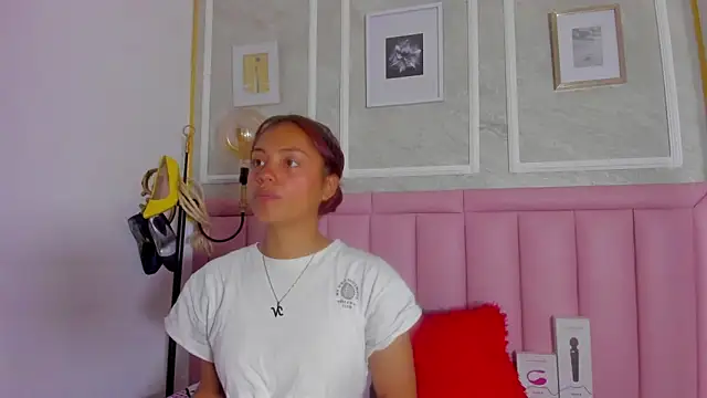 HoollyHendrix online show from 02-19-26, 08:38