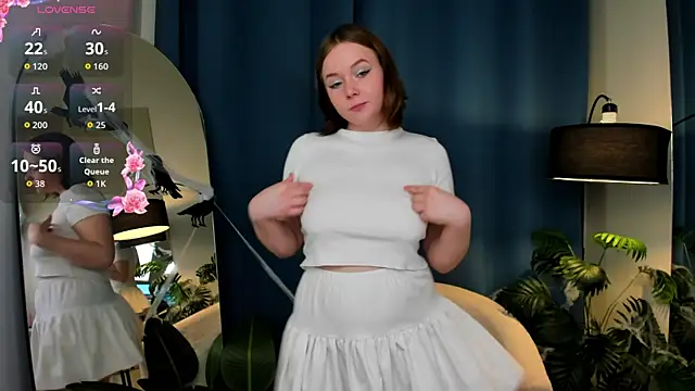 Snapshot of Sophi_X chatting on 10-28-25, 02:20 Sophi X online show from 10-28-25, 02:20