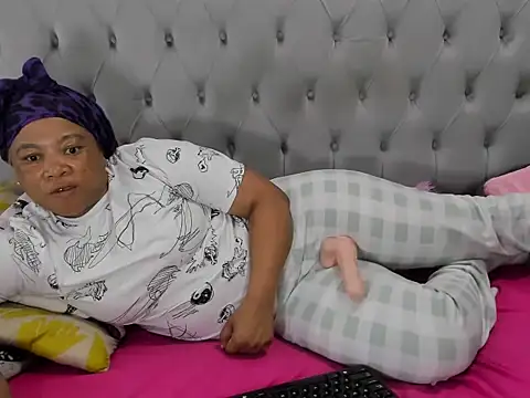 Snapshot of massive_booty25 chatting on 12-17-25, 07:03 massive booty25 online show from 12-17-25, 07:03