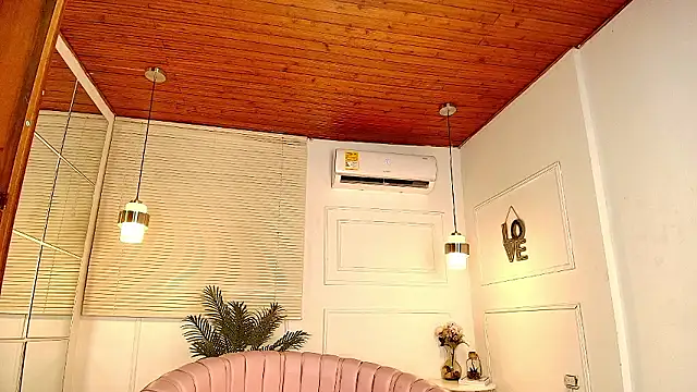 Snapshot of alessia_moon1 chatting on 01-07-26, 12:07 alessia moon1 online show from 01-07-26, 12:07