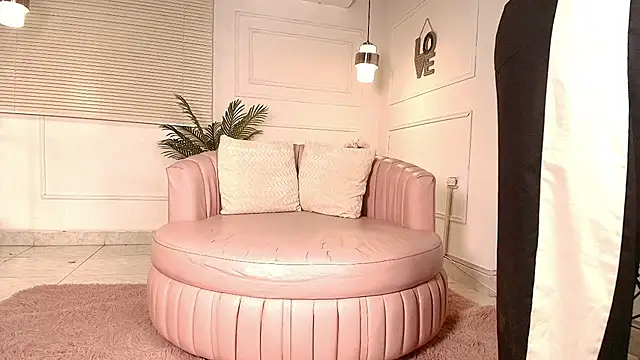 Snapshot of alessia_moon1 chatting on 01-08-26, 12:07 alessia moon1 online show from 01-08-26, 12:07