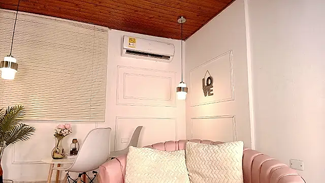 Snapshot of alessia_moon1 chatting on 01-14-26, 12:00 alessia moon1 online show from 01-14-26, 12:00