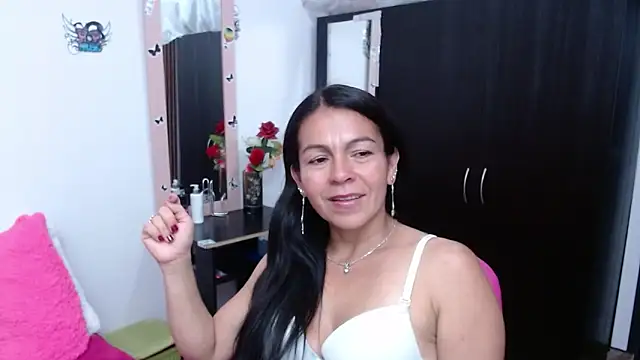 Snapshot of camilavargas_ chatting on 10-12-25, 11:04 camilavargas online show from 10-12-25, 11:04